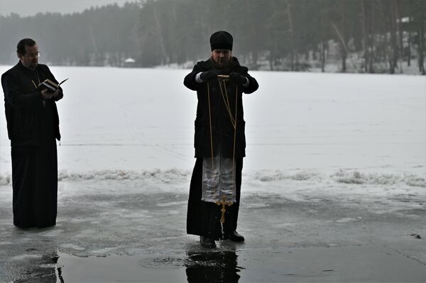 Krikščionys tiki, kad paniręs į vandenį žmogus gali apsivalyti nuo nuodėmių ir &quot;nuplauti&quot; visus negalavimus bei sunkumus. - Sputnik Lietuva