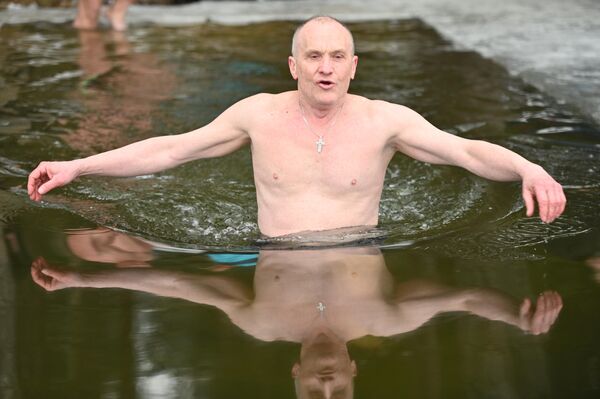 По традиции, верующие купаются в проруби.  - Sputnik Литва