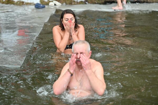 На фото: верующие, купающиеся на Крещение. - Sputnik Литва