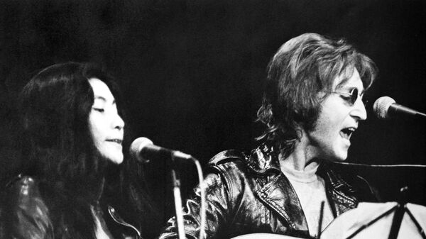 Britų roko muzikantas Džonas Lenonas su žmona Yoko Ono - Sputnik Lietuva