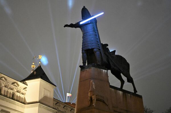 Скульптуру великого князя Гедиминаса вооружили световым мечом.  - Sputnik Литва