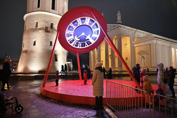 На Кафедральной площади появились интерактивные часы. Они показывают, сколько времени осталось до 700-летия Вильнюса. - Sputnik Литва