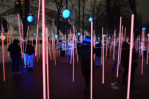 На фото: лазерная инсталляция в парке Вильнюса. - Sputnik Литва
