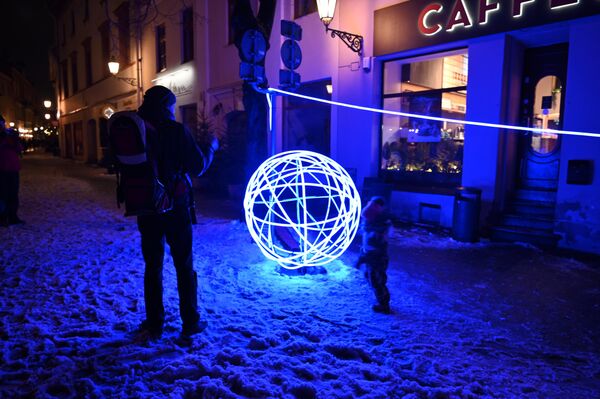 Световые инсталляции и другие фестивальные объекты открывают новые места в Вильнюсе и преображают их. - Sputnik Литва