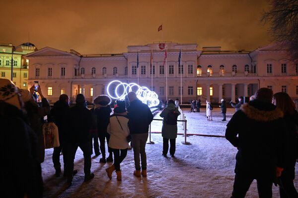 На площади Даукантаса напротив президентского дворца установили двигающиеся световые круги. - Sputnik Литва