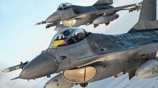 Многофункциональные истребители F-16 Fighting Falcon ВВС Бельгии, архивное фото - Sputnik Литва