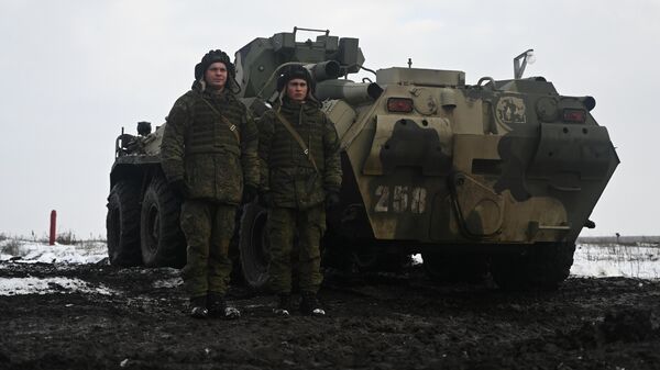 Kariai prie šarvuočio BTR-82 per pratybas Pietų karinėje apygardoje - Sputnik Lietuva