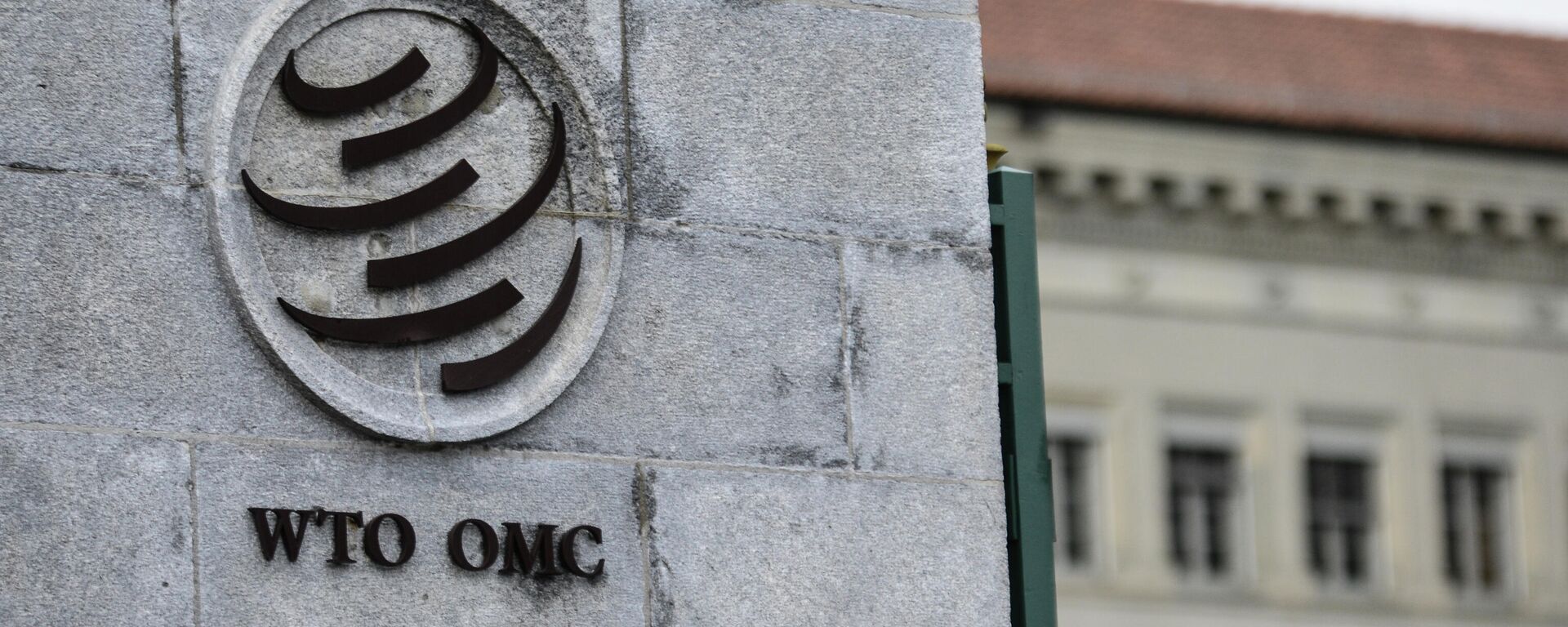 Эмблема Всемирной торговой организации (ВТО) возле здания штаб-квартиры организации в Женеве, архивное фото - Sputnik Литва, 1920, 07.12.2022