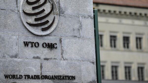 Эмблема Всемирной торговой организации (ВТО) возле здания штаб-квартиры организации в Женеве, архивное фото - Sputnik Литва