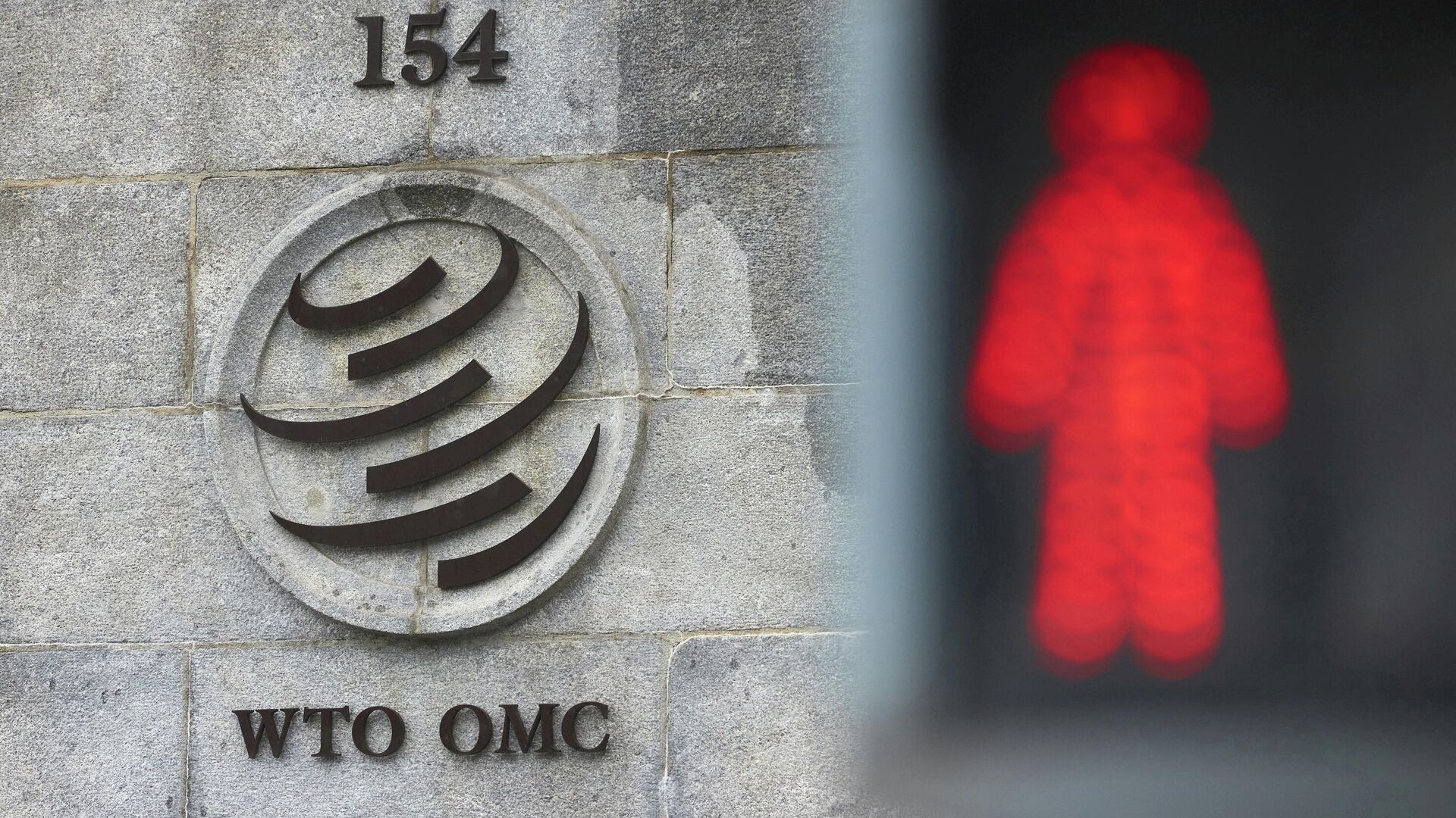 Эмблема Всемирной торговой организации (ВТО) возле здания штаб-квартиры организации в Женеве - Sputnik Литва, 1920, 29.01.2022