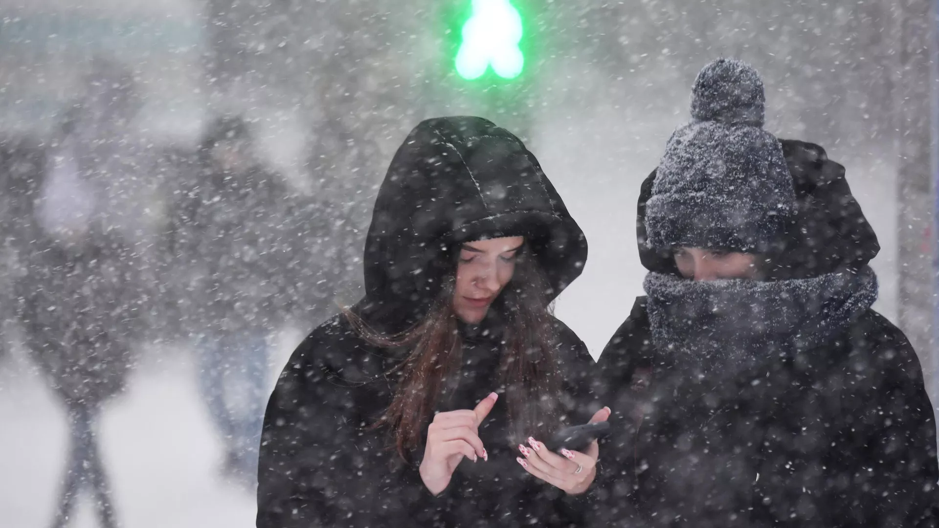 Девушки на улице во время снегопада, архивное фото