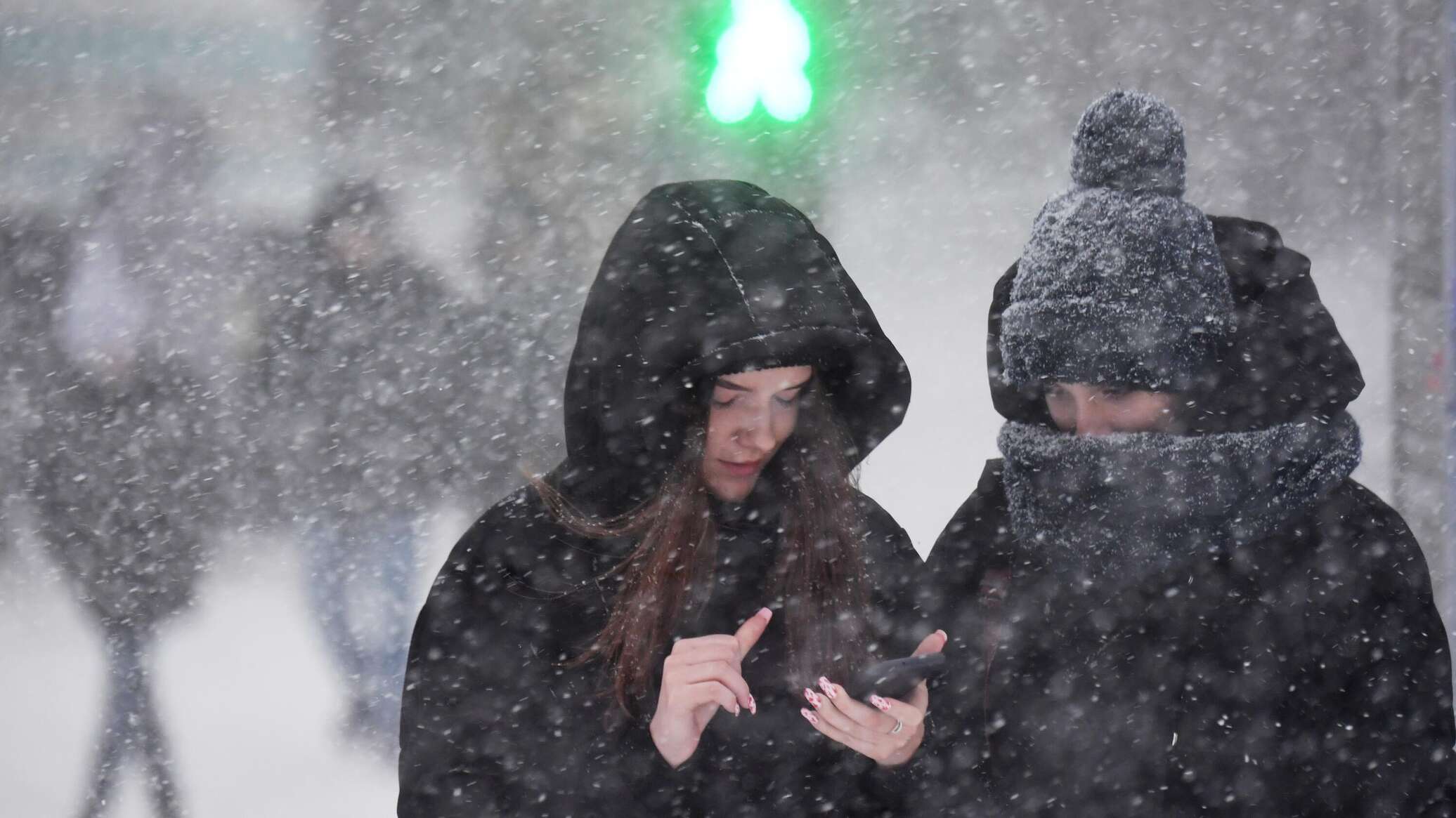 Похолодание передают. Снегопад в Москве. Снегопад Москва метель. Метель в городе. Небольшой снег.