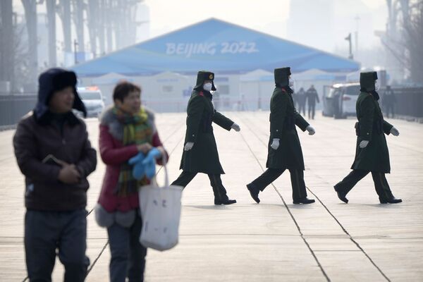 2022 metų žiemos olimpinėse žaidynėse Pekine, sekmadienį, 2022 metų sausio 30 dieną, Kinijos sukarinta policija budi Olimpinėje žaliojoje aikštėje. - Sputnik Lietuva