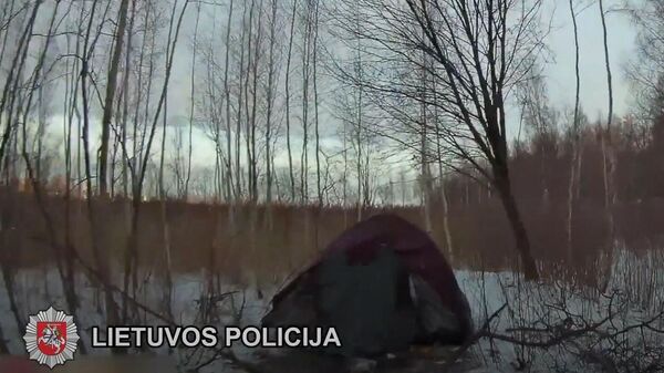 Литовские полицейские нашли подозреваемых в ограблении спящими в палатке в лесу - Sputnik Lietuva