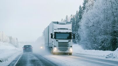 Фура на зимней дороге, архивное фото