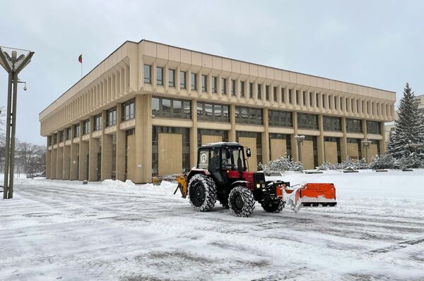 Nuotraukoje sniego valytuvas priešais Seimo pastatą. - Sputnik Lietuva