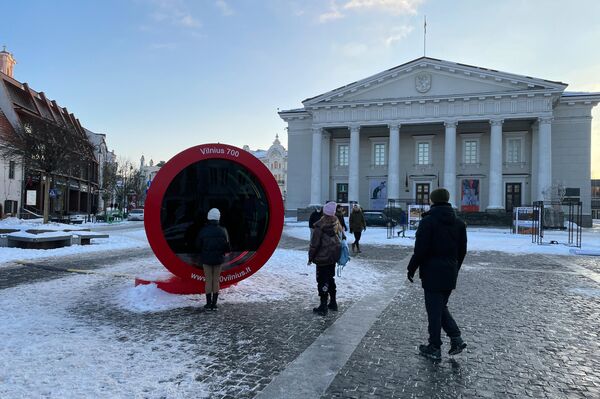 Ратушную площадь в Вильнюсе украсили сугробы. - Sputnik Литва