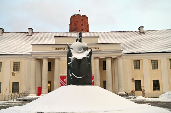 Памятник королю Миндаугасу в Вильнюсе засыпало снегом. - Sputnik Литва