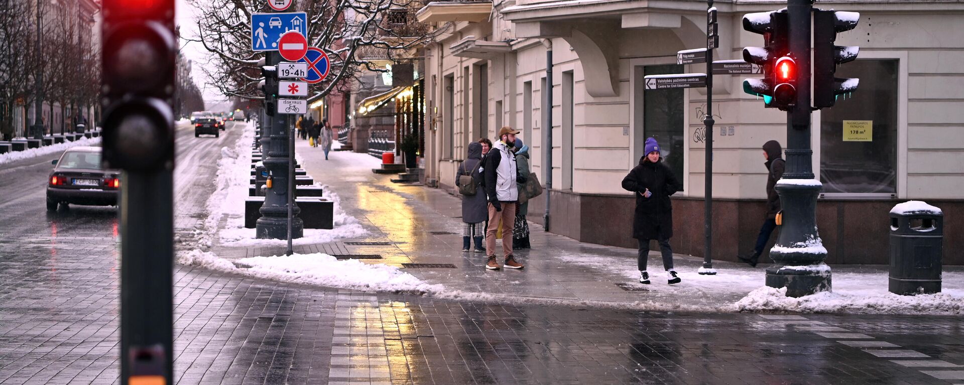 Заснеженная улица в Вильнюсе - Sputnik Литва, 1920, 22.02.2023