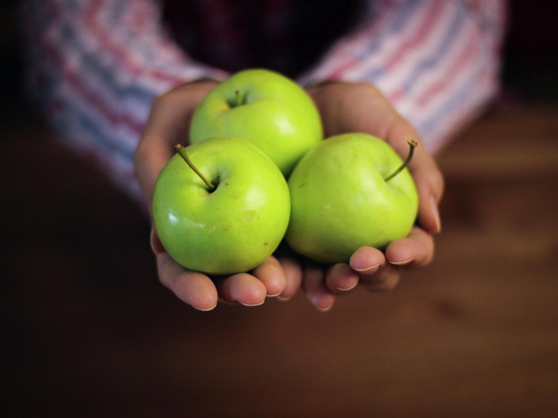 Сонник яблоки собранные. Яблоки зеленые. Огромное зеленое яблоко. Зеленое яблоко фото. Зеленое яблоко в руке.