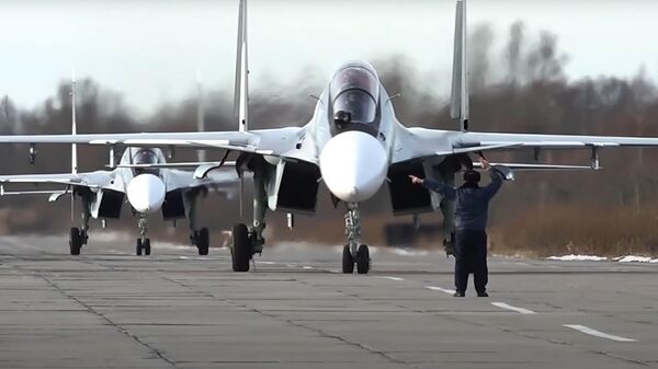 Keturių naikintuvų Su-30SM2 atvykimas į Baltijos laivyno jūrų aviacijos aerodromą - Sputnik Lietuva
