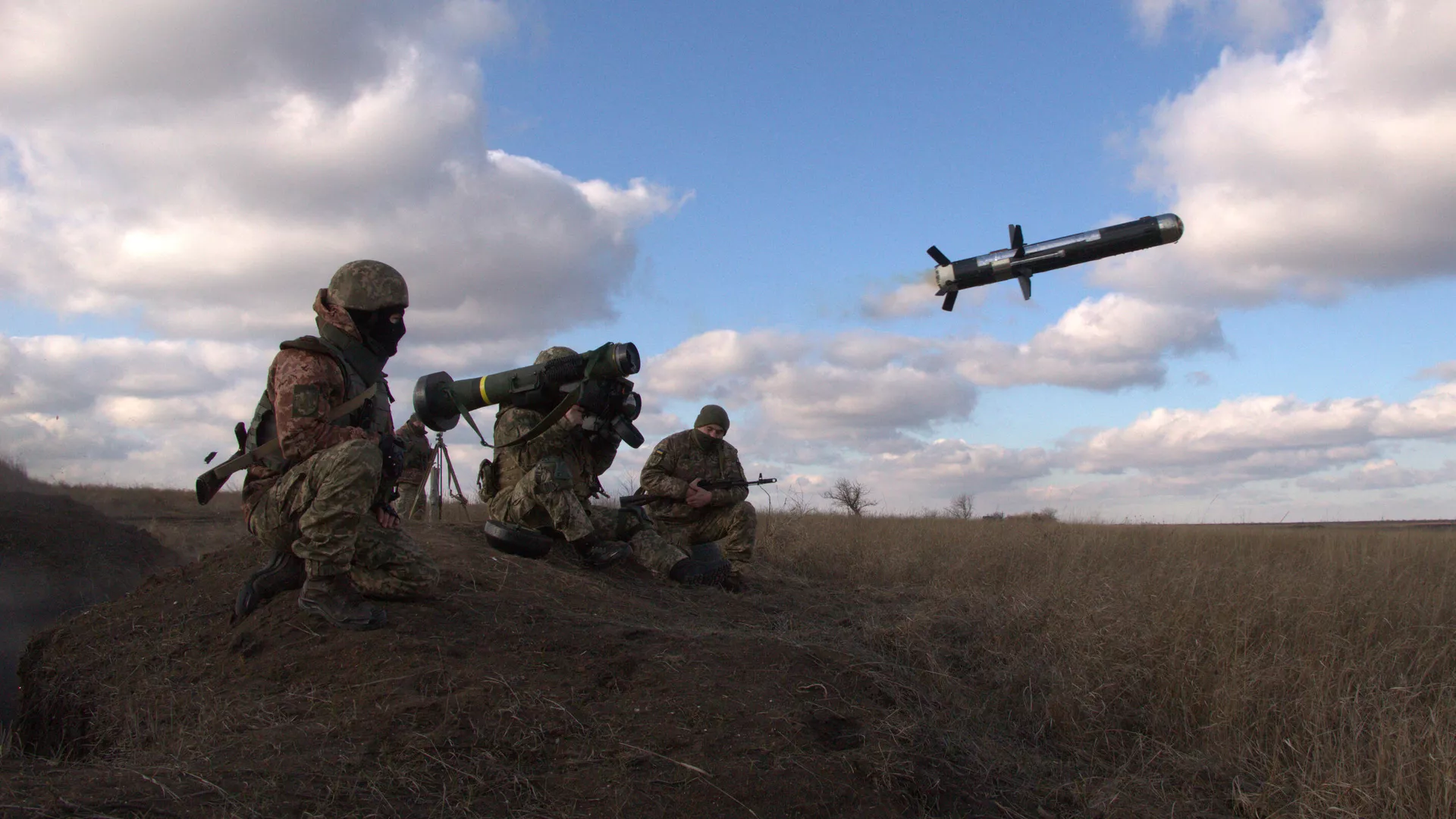 Ukrainos kariškiai su Amerikos Javelin raketų sistema Donbase