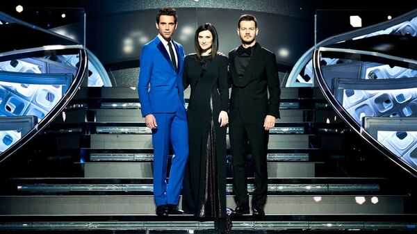 Eurovizijos-2022 vedėjai – dainininkas Mika, dainininkė Laura Pausini ir televizijos laidų vedėjas Alessandro Cattelanas - Sputnik Lietuva