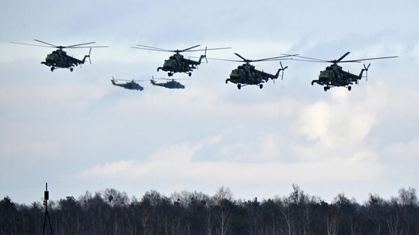 Вертолеты Ми-8 вооружённых сил Союзного государства России и Белоруссии на полигоне Брестский - Sputnik Литва