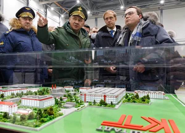 Rusijos Federacijos aviacijos ir kosmoso pajėgų vyriausiasis vadas Sergejus Surovikinas ir Rusijos Federacijos gynybos ministras Sergejus Šoigu, Rusijos Federacijos pramonės ir prekybos ministras Denisas Manturovas ir Kronštato bendrovės generalinis direktorius Sergejus Bogatikovas vizito metu "Kronštate" – pirmoje specializuotoje Rusijoje didelių gabaritų nepilotuojamų orlaivių ir sraigtasparnių tipo orlaivių gamybos gamykloje. Rusijos Federacijos aviacijos ir kosmoso pajėgų vyriausiasis vadas Sergejus Surovikinas ir Rusijos Federacijos gynybos ministras Sergejus Šoigu, Rusijos Federacijos pramonės ir prekybos ministras Denisas Manturovas ir Kronštato bendrovės generalinis direktorius Sergejus Bogatikovas vizito metu "Kronštate" – pirmoje specializuotoje Rusijoje didelių gabaritų nepilotuojamų orlaivių ir sraigtasparnių tipo orlaivių gamybos gamykloje. - Sputnik Lietuva