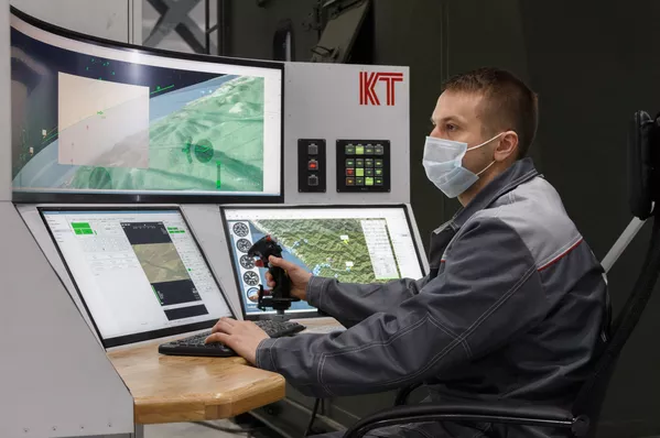 Darbuotojai "Kronštat" surinkimo ceche Dubnos mieste. Tai pirmoji specializuota Rusijos gamykla, skirta serijinei didelių gabaritų orlaivių ir sraigtasparnių tipo nepilotuojamų orlaivių gamybai. Darbuotojai "Kronštat" surinkimo ceche Dubnos mieste. Tai pirmoji specializuota Rusijos gamykla, skirta serijinei didelių gabaritų orlaivių ir sraigtasparnių tipo nepilotuojamų orlaivių gamybai. - Sputnik Lietuva