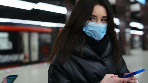 Девушка в медицинской маске в метро, архивное фото - Sputnik Литва