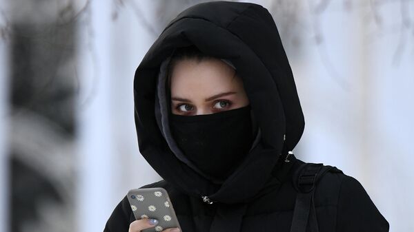 Девушка в защитной маске, архивное фото - Sputnik Литва
