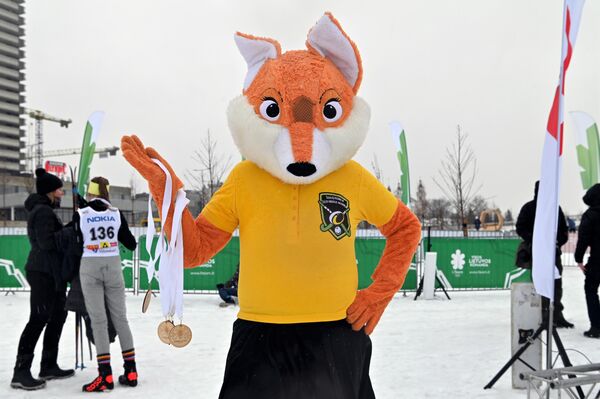 Юные спортсмены соревновались в лыжных гонках. - Sputnik Литва