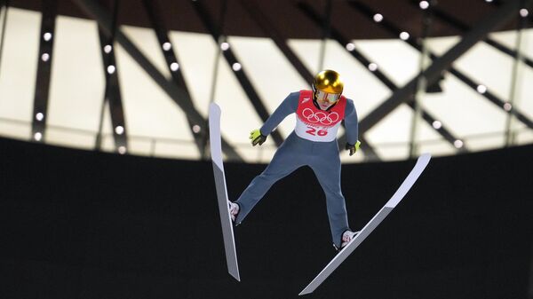 Российский спортсмен Данил Садреев во время соревнований по прыжкам на лыжах с трамплина среди мужчин на XXIV зимних Олимпийских играх 2022 - Sputnik Литва