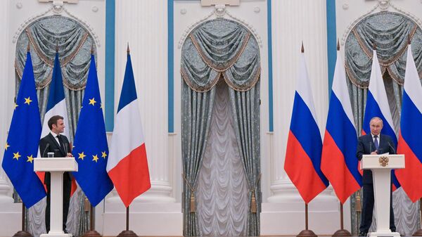 Президент России Владимир Путин и президент Франции Эммануэль Макрон - Sputnik Литва