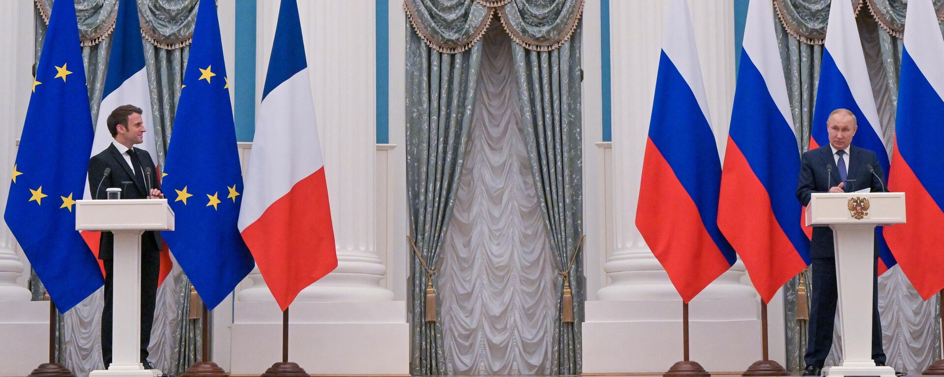 Президент России Владимир Путин и президент Франции Эммануэль Макрон - Sputnik Lietuva, 1920, 08.02.2022