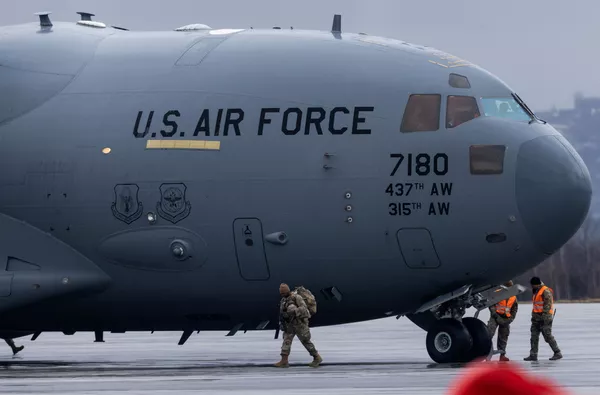 Американские солдаты выходят из самолета Boeing C-17A Globemaster III в Польше Американские солдаты выходят из самолета Boeing C-17A Globemaster III в Польше