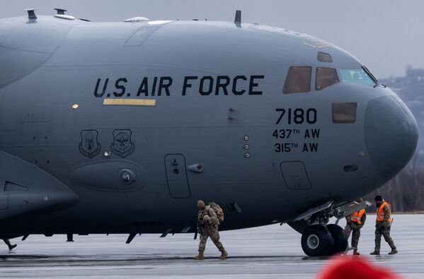2022 metų vasario 7 dieną JAV kariai išlipa iš JAV oro pajėgų Boeing C-17A Globemaster III, kai atvyksta į Žešovo-Jasionkos oro uostą Lenkijoje. - Sputnik Lietuva