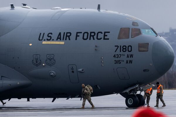 2022 metų vasario 7 dieną JAV kariai išlipa iš JAV oro pajėgų Boeing C-17A Globemaster III, kai atvyksta į Žešovo-Jasionkos oro uostą Lenkijoje. - Sputnik Lietuva