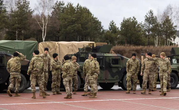 Американские солдаты у военной техники в Польше Американские солдаты у военной техники в Польше