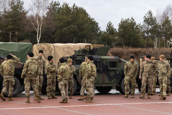 JAV kariai stovi šalia savo transporto priemonių prie G2A arenos, netoli Žešovo-Jasionkos oro uosto, Lenkijoje. - Sputnik Lietuva