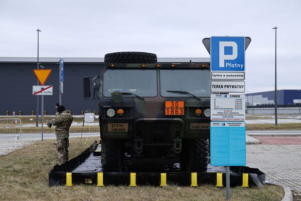 Prie G2A arenos, netoli Žešovo-Jasionkos oro uosto, Lenkijoje, stovi JAV karinė transporto priemonė. - Sputnik Lietuva