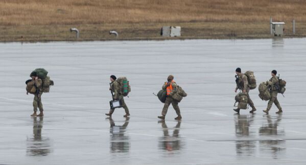 JAV kariai eina asfaltu, atvykę į Žešovo-Jasionkos oro uostą Lenkijoje. - Sputnik Lietuva