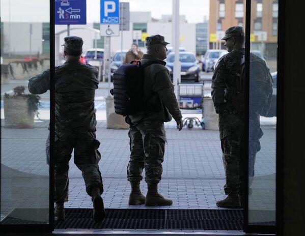 JAV armijos karininkai, atvykę į Žešovo-Jasionkos oro uostą pietryčių Lenkijoje, šeštadienį, 2022 metų vasario 5 dieną, atvyko iš Vysbadeno (Vokietija), kur yra įsikūrusi JAV armijos administracijos garnizonas. Papildomi JAV kariai atvyksta į Lenkiją po to, kai prezidentas Džo Baidenas įsakė čia dislokuoti 1700 karių, baiminantis dėl Rusijos invazijos į Ukrainą. Nuo 2017 metų Lenkijoje dislokuota apie 4000 JAV karių. - Sputnik Lietuva