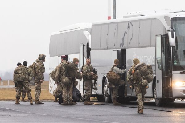 JAV kariai įlipa į autobusus, atvykę į Žešovo-Jasionkos oro uostą Lenkijoje. - Sputnik Lietuva