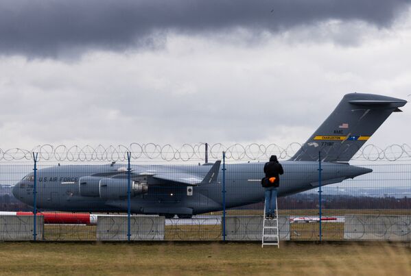 Spaudos fotografas 2022 metų vasario 7 dieną fotografuoja JAV oro pajėgų lėktuvą Boeing C-17A Globemaster III Žešovo-Jasionkos oro uoste, Lenkijoje. - Sputnik Lietuva