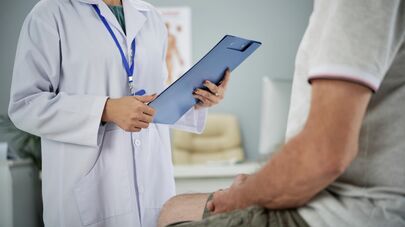 Мужчина на приеме у врача, архивное фото