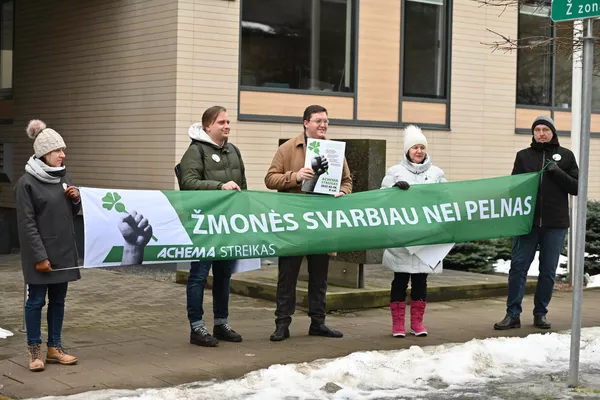 Plakate rašoma: &quot;Žmonės svarbiau už pelną&quot;. - Sputnik Lietuva