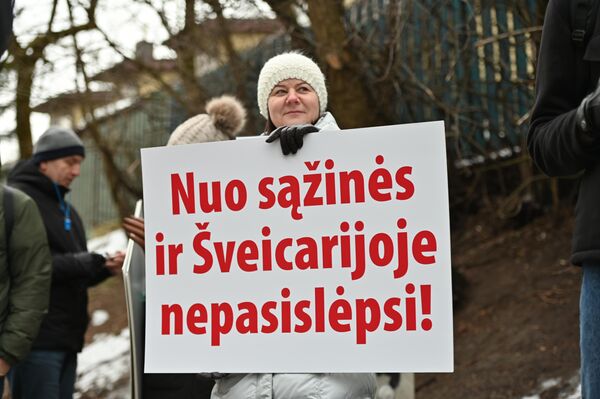 Plakate rašoma: &quot;Nuo sąžinės ir Šveicarijoje nepasislėpsi&quot;. - Sputnik Lietuva