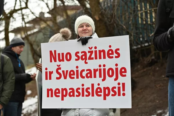 Plakate rašoma: &quot;Nuo sąžinės ir Šveicarijoje nepasislėpsi&quot;. - Sputnik Lietuva